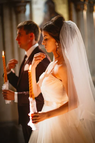 Молодята весільна церемонія в церкві, весільна церемонія, глани — стокове фото
