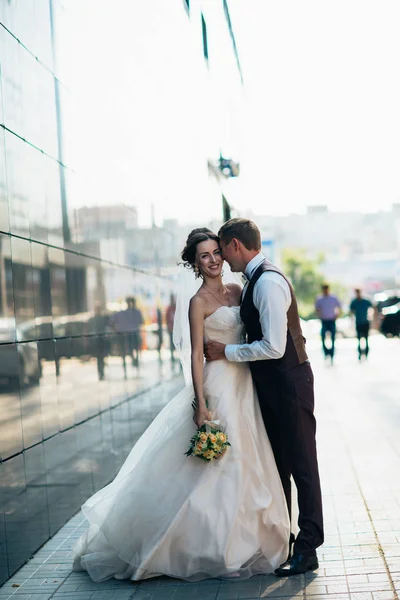 Wedding couple on backround mirror buildings — Stock Photo, Image