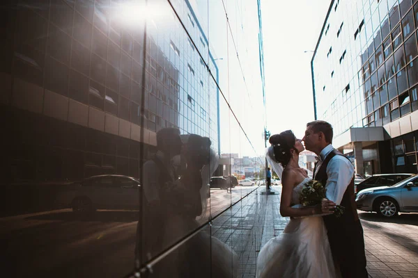 Wedding couple on backround mirror buildings — Stock Photo, Image