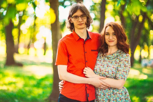 公園の背景に美しい若いカップル — ストック写真