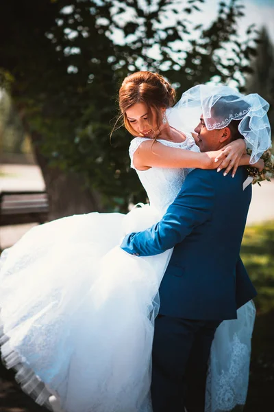 Пара жених и невеста на фоне парка в полном росте — стоковое фото