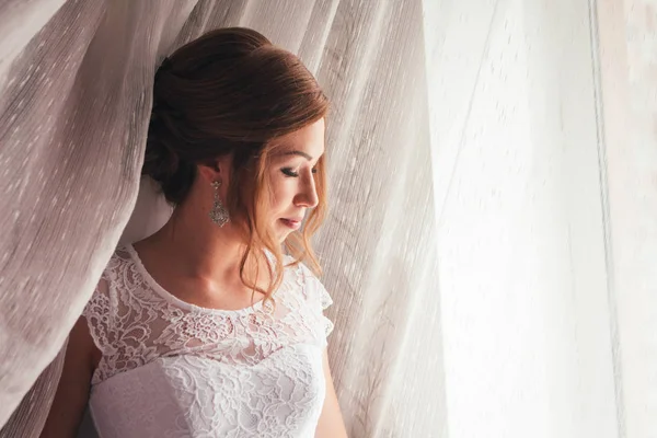 Retrato de una joven novia sobre un fondo claro — Foto de Stock