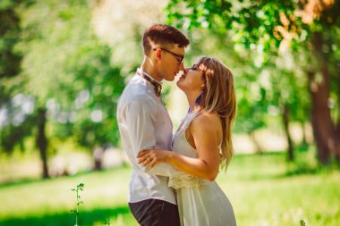 Bulanık doğal bir geçmişi olan genç ve güzel bir çift.