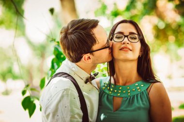 Park arka plan üzerinde güzel genç Çift