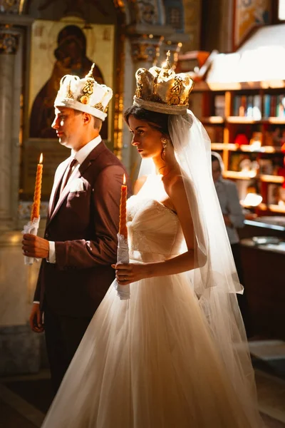 結婚式教会は、結婚式、亀頭で新婚夫婦 — ストック写真