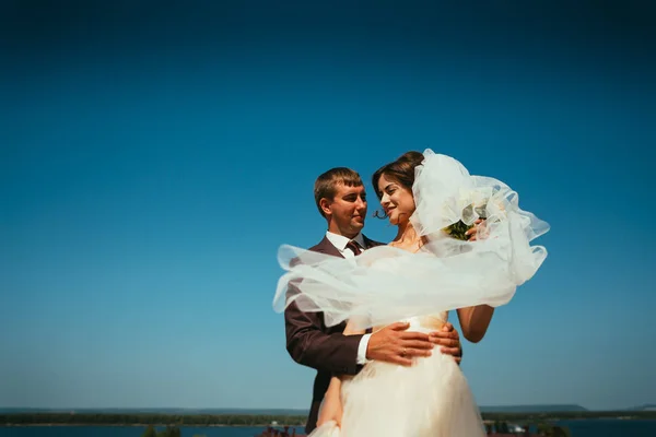 Giovane sposa e sposo coppia sul cielo sfondo — Foto Stock