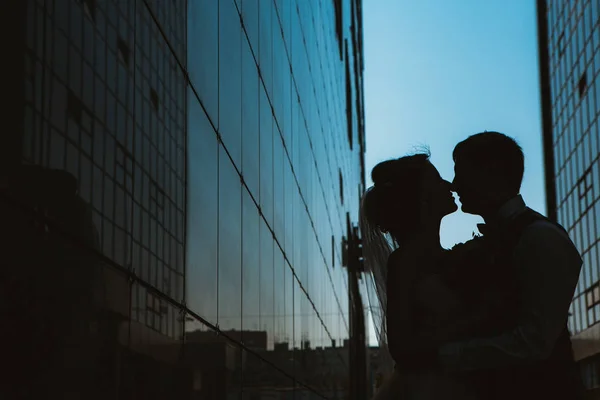 Silueta Pareja de boda en los edificios espejo de fondo —  Fotos de Stock