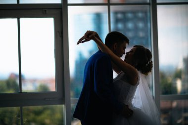 Gelin ve damat arka plan üzerinde windows temizleyin