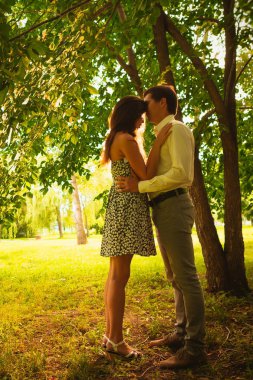 Parktaki güzel genç çift