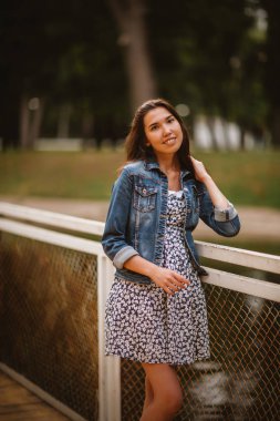 Rıhtımdaki güzel genç kız