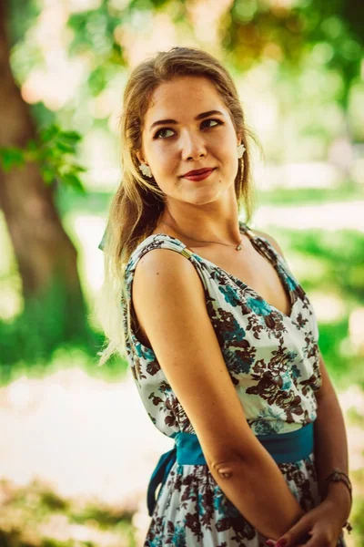 Ung vacker flicka i blommig klänning — Stockfoto