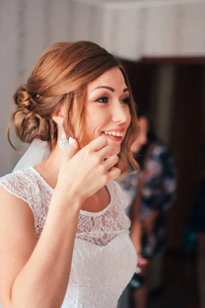 Porträt einer jungen Braut auf hellem Hintergrund — Stockfoto