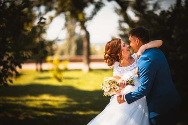 Gelin ve damat, portakal yapraklarının arka planına karşı. — Stok fotoğraf