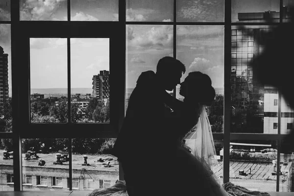 Чорно-біле фото нареченого і нареченого на фоні прозорих вікон — стокове фото