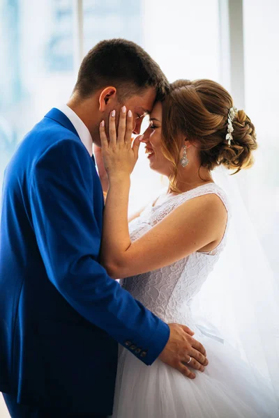 Bride and groom on background clear windows — Stock Photo, Image