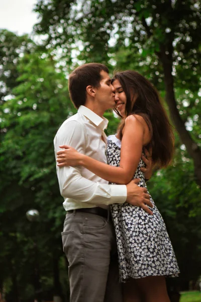 Hermosa pareja joven en un fondo de la naturaleza —  Fotos de Stock