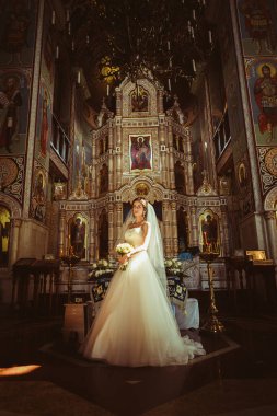 Arka plan eski kilise üzerinde şık zarif gelin