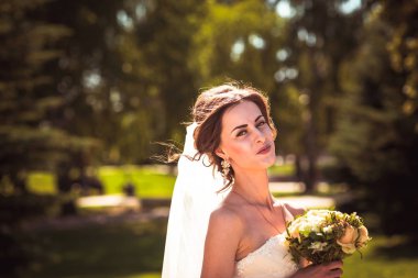 Parkta yürüyen güzel esmer gelin.