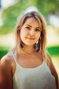 Arka plan bulanık bir genç güzel kız portresi