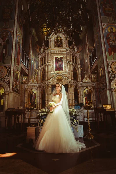 Стильна елегантна наречена на фоні старої церкви — стокове фото