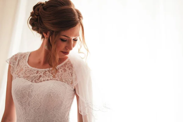 Retrato de una joven novia sobre un fondo claro — Foto de Stock