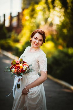 Parktaki ağaçların arka planında gelin.