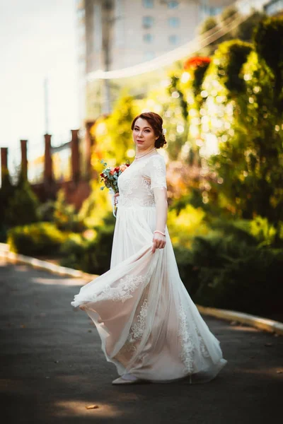 Mariée sur un fond d'arbres dans le parc . — Photo