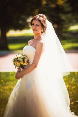 Parkta yürüyen güzel esmer gelin.