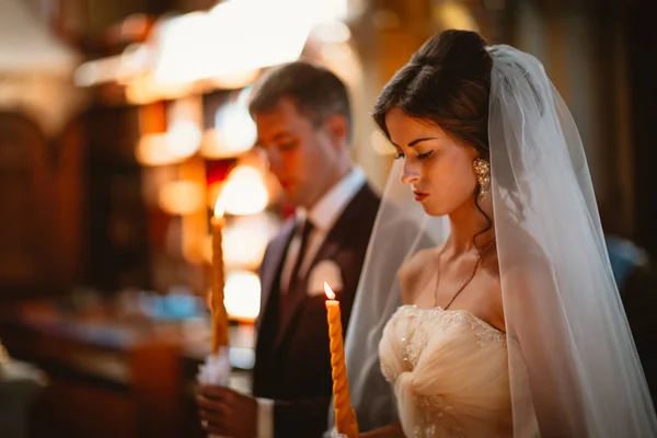 結婚式教会は、結婚式、亀頭で新婚夫婦 — ストック写真