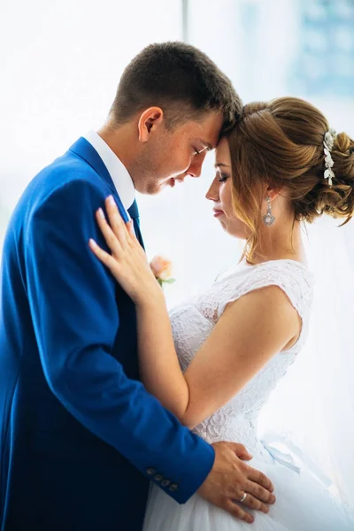 Sposa e sposo su sfondo finestre chiare — Foto Stock