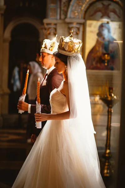 Nygifta bröllop ceremoni i kyrkan, bröllopsceremoni, ollonet — Stockfoto