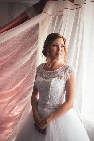 Portrait d'une jeune mariée sur fond clair — Photo