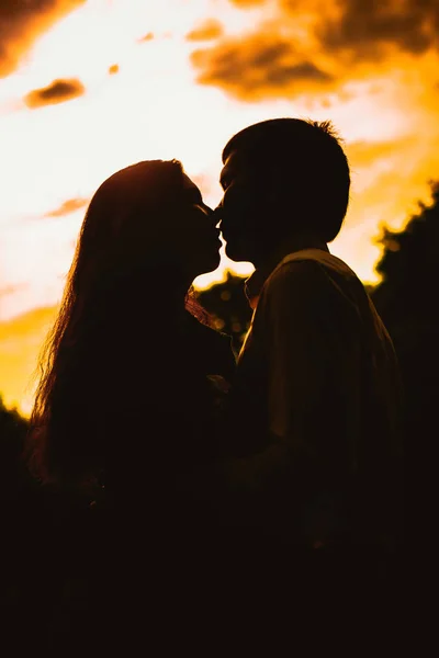 Beau jeune couple sur le fond du coucher du soleil — Photo