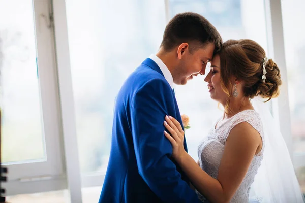 Bride and groom on background clear windows — Stock Photo, Image