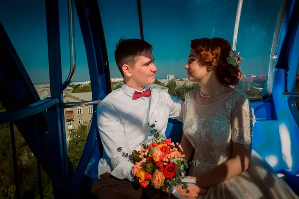 Brautpaar im Riesenrad — Stockfoto