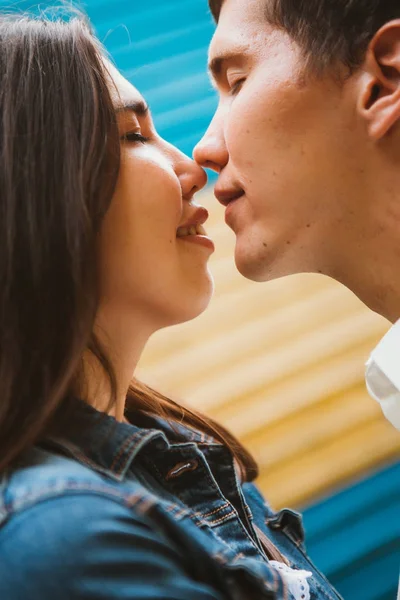 Beautiful young couple on the city background — Stock Photo, Image