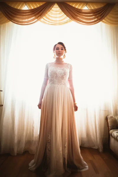 Belle jeune mariée près de la fenêtre en pleine croissance — Photo