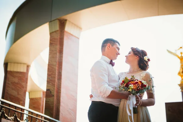 Mariée et marié sur le fond du bâtiment — Photo