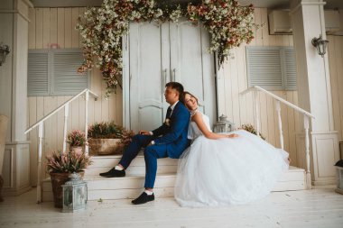 Gelin ve damat arka plandaki stüdyoya karşı.