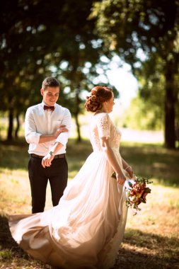 Gelin ve damat park ağaçlarının arkasında