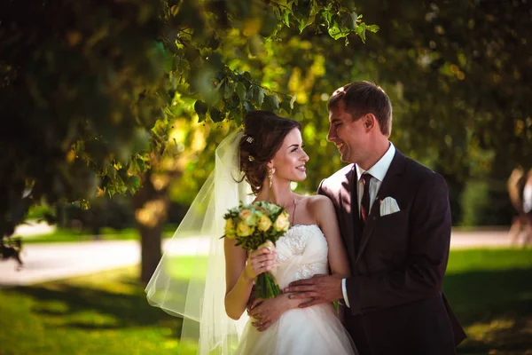 若いカップル新郎と公園の背景の花嫁は. — ストック写真