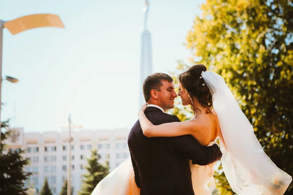 Genç çift damat ve parktaki gelin..