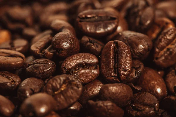 Dark many roasted coffee beans texture background — Stock Photo, Image