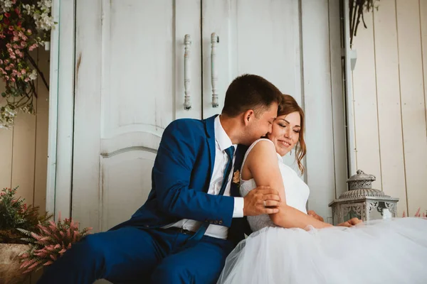 Casal noivo e noiva contra o estúdio de fundo — Fotografia de Stock