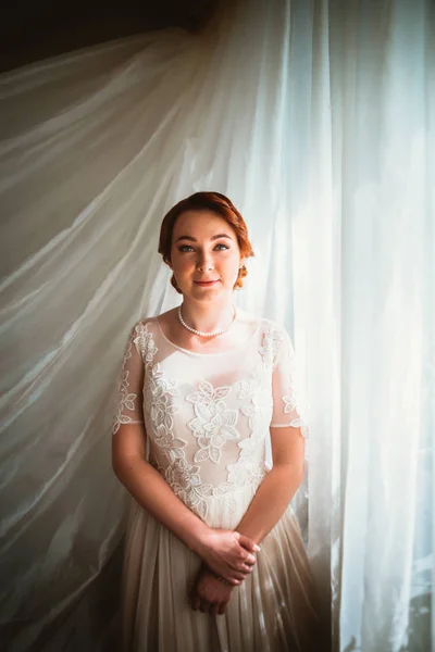 窓の近くに美しい若い花嫁の肖像画 — ストック写真