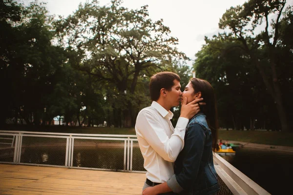 Casal jovem bonita na orla — Fotografia de Stock