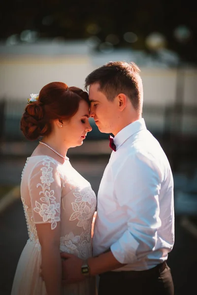 Marié et la mariée contre les arbres du parc — Photo