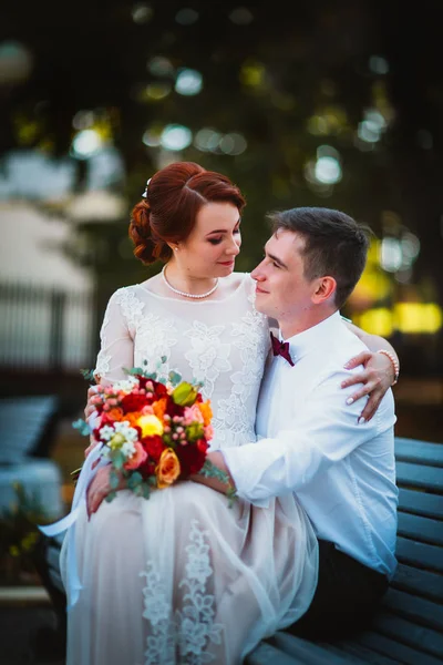 Marié et la mariée contre les arbres du parc — Photo