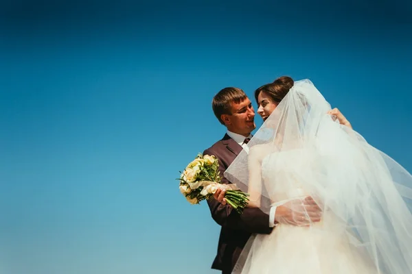 Giovane sposa e sposo coppia sul cielo sfondo — Foto Stock