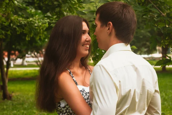 Hermosa pareja joven en el parque — Foto de Stock